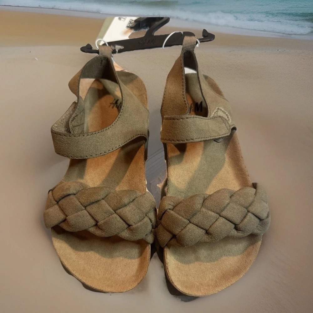 H&M tan girls sandals size 9 Flip Flops